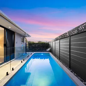  Holiday home Charming Group Getaway - 9 Mins To Burleigh Australia